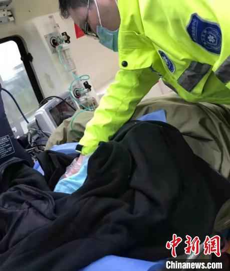众人接力助其高铁站内顺利生产　周艳　摄